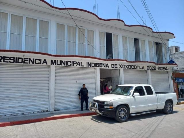 Debido a la indefinición de las autoridades, el actual Ayuntamiento de Xoxocotla, instalado en un edificio del centro, está en riesgo de ser desalojado porque no paga la renta.