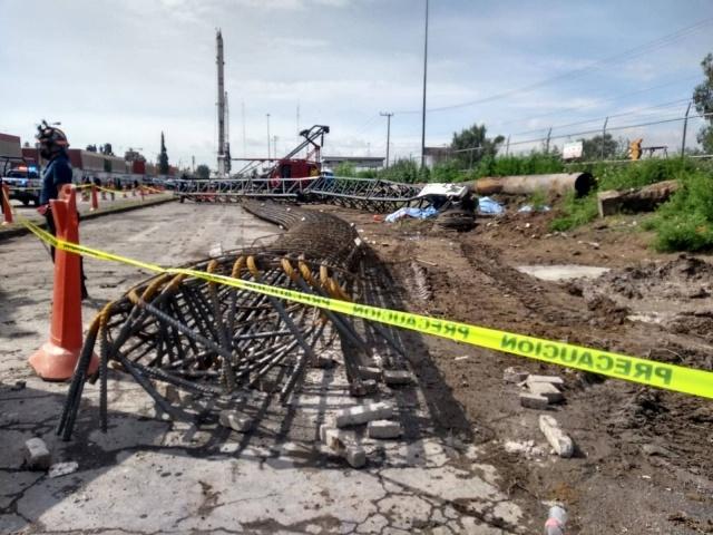 Cae enorme grúa y mata a 5 trabajadores en Ecatepec.