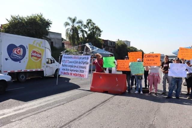 Ejidatarios de Chipitlán realizaron ayer un bloqueo parcial en la autopista del Sol, a la altura del &quot;puente sin fin&quot;, en demanda de atención por parte de autoridades federales. 