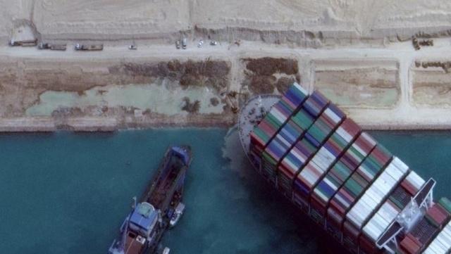 Logran reflotar el buque varado en canal de Suez.