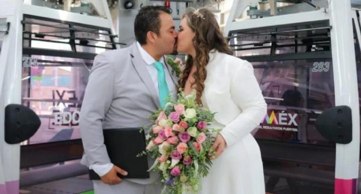 Amor sin barreras: Pareja celebra boda en las alturas del Mexicable