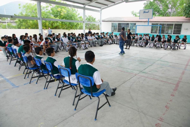 Para que los niños y adolescentes conozcan sus derechos, autoridades visitaron dos planteles escolares esta semana, para brindarles información al respecto.