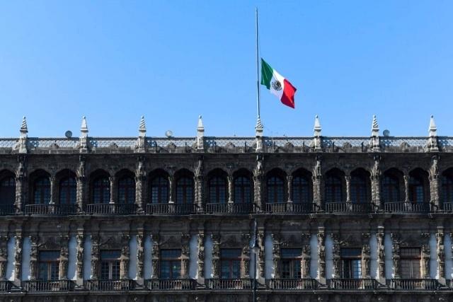 Bandera de México ondea a media asta por víctimas de Línea 12 del Metro CDMX.