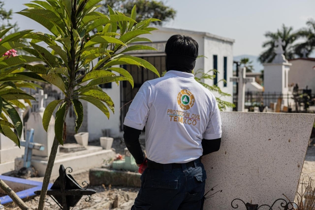 Supervisan condiciones de panteones en Temixco ante el Día de Muertos