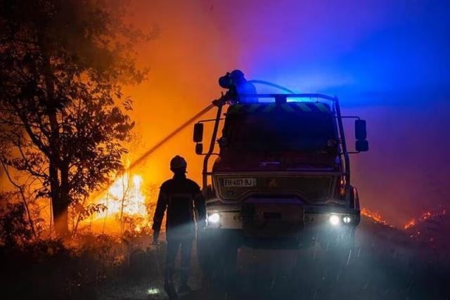 Bomberos de todo Estados Unidos combaten incendios forestales avivados por condiciones muy secas y fuertes vientos en diversos estados, desde Arizona hasta Oregón.