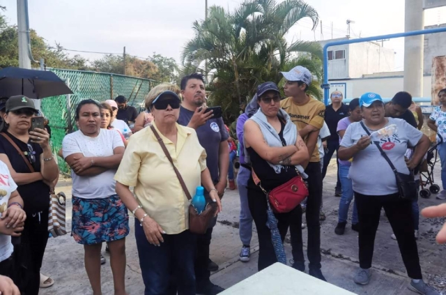 Colonos del complejo habitacional 10 de abril bloquearon durante tres horas la carretera federal México-Oaxaca, a la altura del entronque de la carretera que comunica a esa zona de fraccionamientos. 