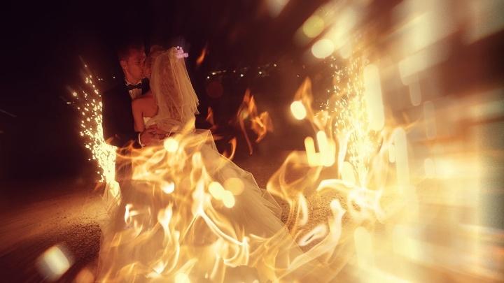 ¡Qué ardientes! Novios se prenden fuego en la fiesta de su boda