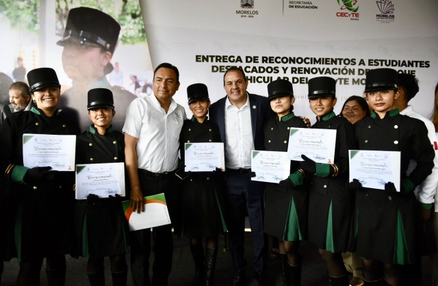 Encabeza gobernador entrega de reconocimientos a estudiantes destacados del CECyTE