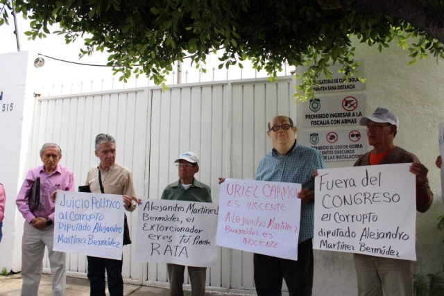 Activistas se manifestaron frente a la sede del organismo. 