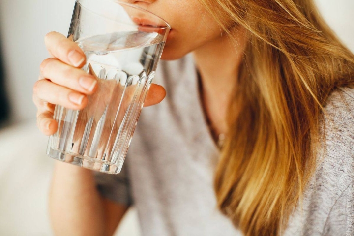 Expertos aclaran cuánta agua necesitas según tu estilo de vida