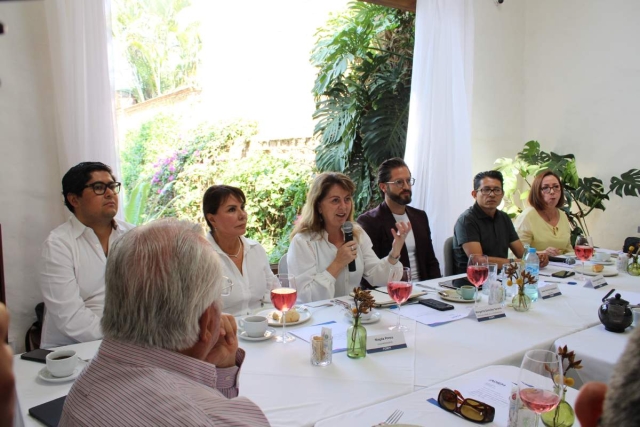 Aspectos del encuentro que González Saravia sostuvo con empresarios.