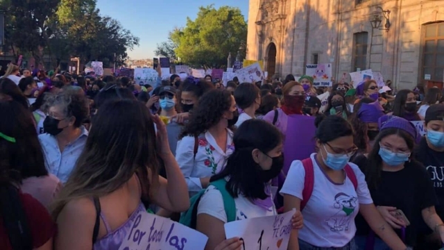 Detienen a 13 mujeres tras marcha feminista en Morelia