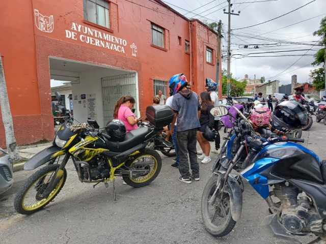 Se manifiestan trabajadores de plataformas digitales en el Ayuntamiento de Cuernavaca