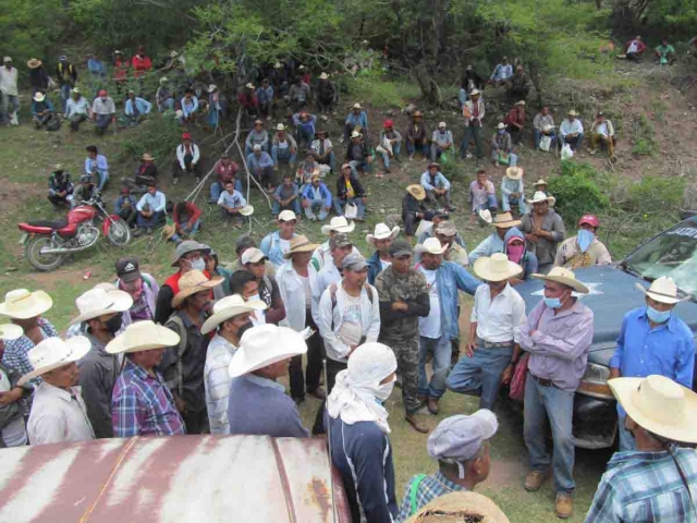 Mucha tensión se vivió ayer en Coaxitlán, luego de que personas de una comunidad del estado de Guerrero llegaron a reclamar las tierras que ganaron en un juicio.