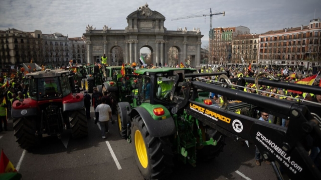 Agricultores españoles colapsan Madrid con 500 tractores en protesta sector agrícola