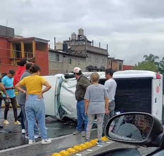 Las dos personas quedaron atoradas dentro de la camioneta.