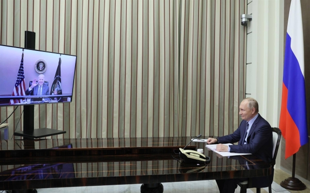 Vladimir Putin y Joe Biden sostienen cumbre virtual.