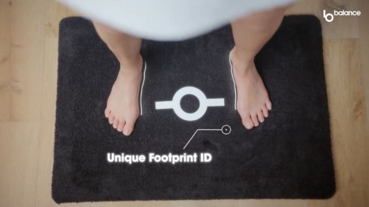 Adiós balanza: esta alfombra de baño registra tu peso y grasa corporal