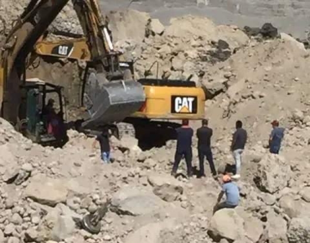 Movilización de cuerpos de rescate tras derrumbe de mina de arena en Teacalco