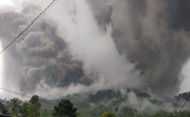 Volcán Semeru en Indonesia desató pánico al expulsar enormes columnas de ceniza.