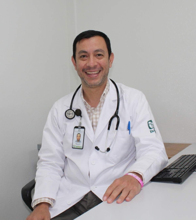 El doctor Daniel Álvarez Escobedo ejerce su profesión en la Unidad Número 1 del IMSS, en Cuernavaca, y su experiencia es de más de 20 años en la medicina. 