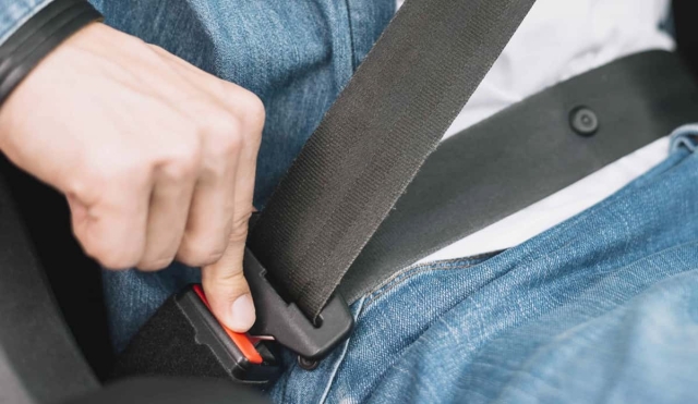 Conducir sin cinturón de seguridad o usar el celular, las infracciones más frecuentes