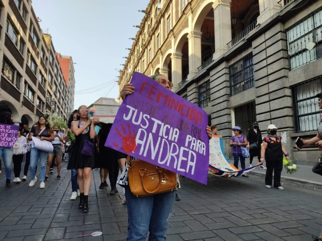 Demandas de justicia por desapariciones y feminicidios destacaron entre las consignas de organizaciones civiles que desfilaron por calles del Centro de Cuernavaca. 