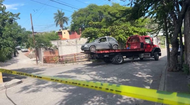 El auto de la víctima fue retirado en grúa para continuar con las investigaciones.