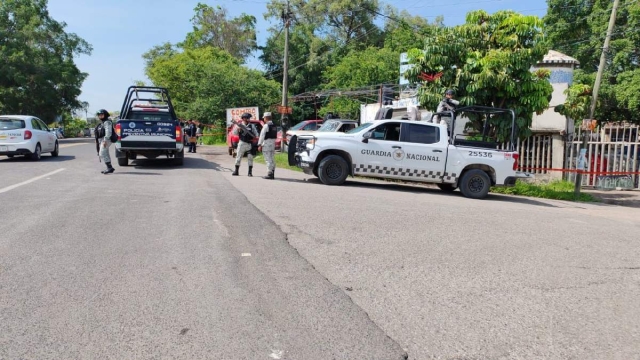 El cuerpo quedó junto a la carretera.