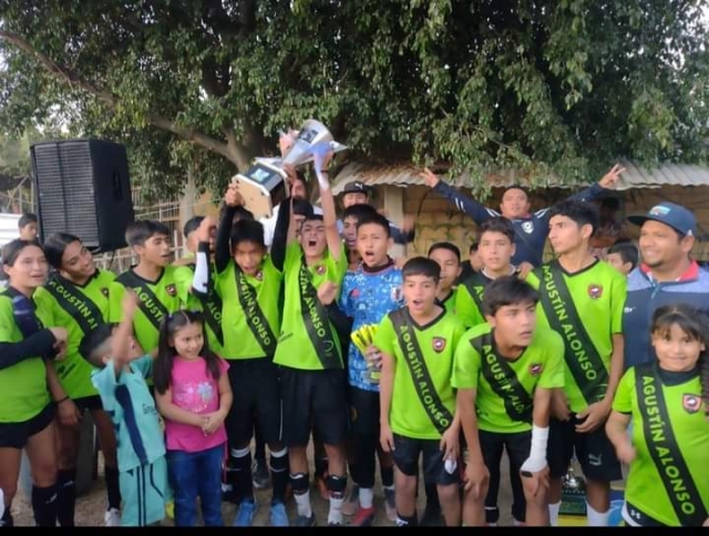 Club Búfalos levanta título de campeón de campeones