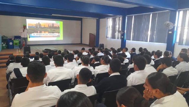 Los alumnos de los planteles visitados reciben charlas con el fin de impactar a favor del medio ambiente.