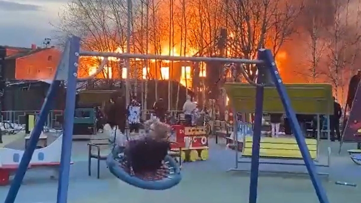 No me importa nivel: mujer se columpia mientras incendio se desata frente a ella