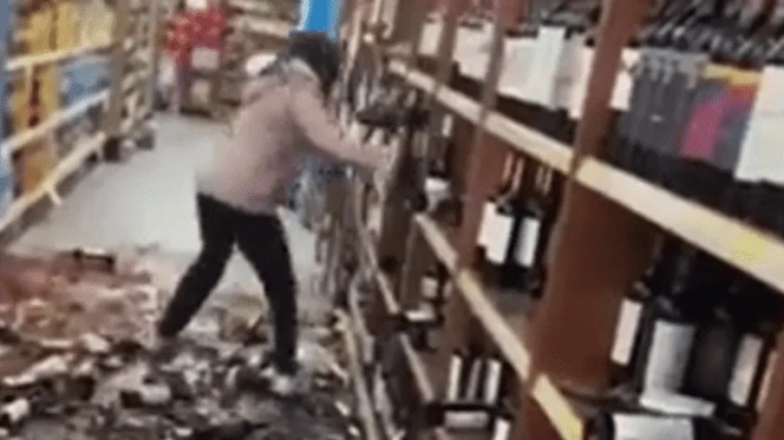 La despidieron del supermercado y como venganza destrozó botellas de vino