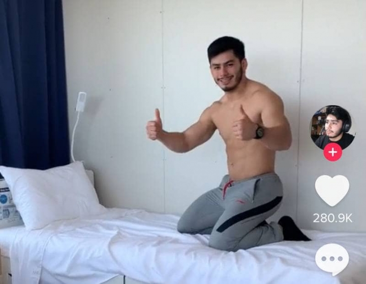 Atleta mexicano pone a prueba cama &quot;antisexo&quot; de Tokio.