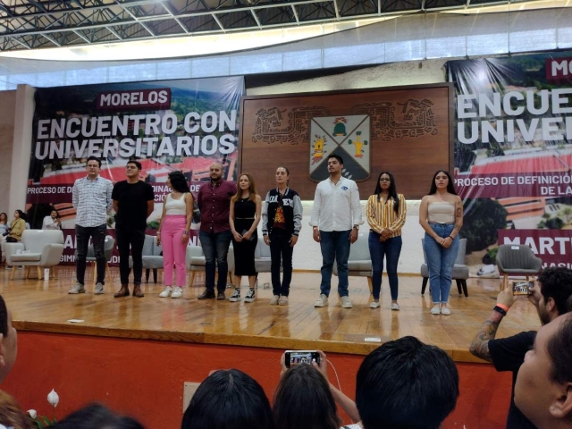 Claudia Sheinbaum Pardo se reunió con estudiantes universitarios en Cuernavaca. 