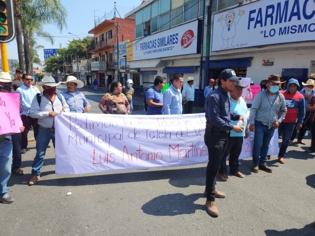 Habitantes de Tetela del Volcán protestan y bloquean avenida Plan de Ayala