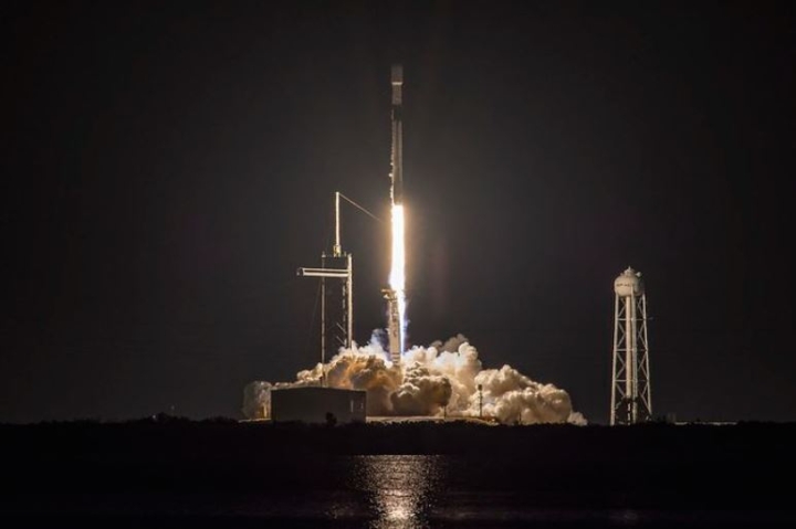SpaceX lanza nuevo grupo de 49 satélites de banda ancha