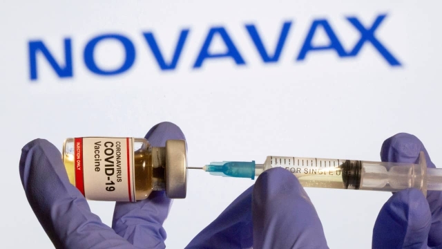 Novavax pide a la OMS autorizar uso de emergencia para su vacuna.