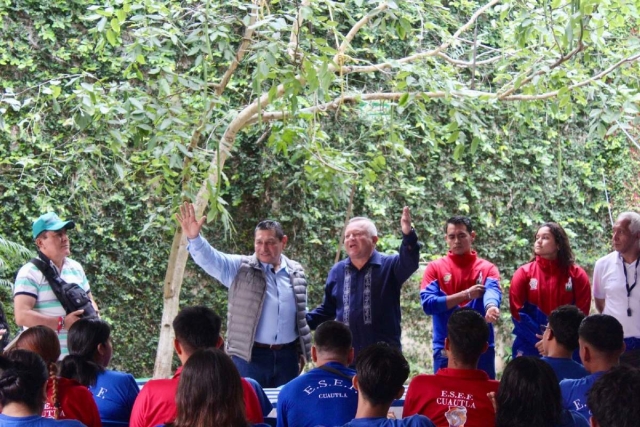 Jesús Corona sostuvo un encuentro con el director y los alumnos de la ESEF.