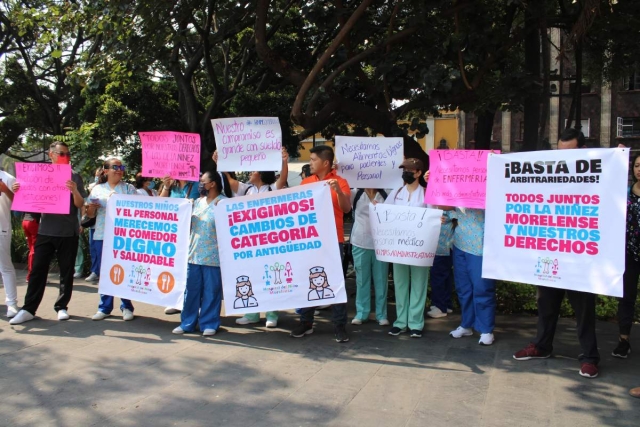 Trabajadores del Hospital del Niño y el Adolescente se manifestaron en la Plaza de Armas.