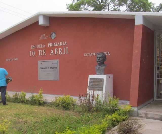  Ya pasó más de un año y el busto de Zapata que estaba en la Primaria “10 de Abril” todavía no aparece. Los padres han recurrido a funcionarios públicos, hasta ahora, en vano.