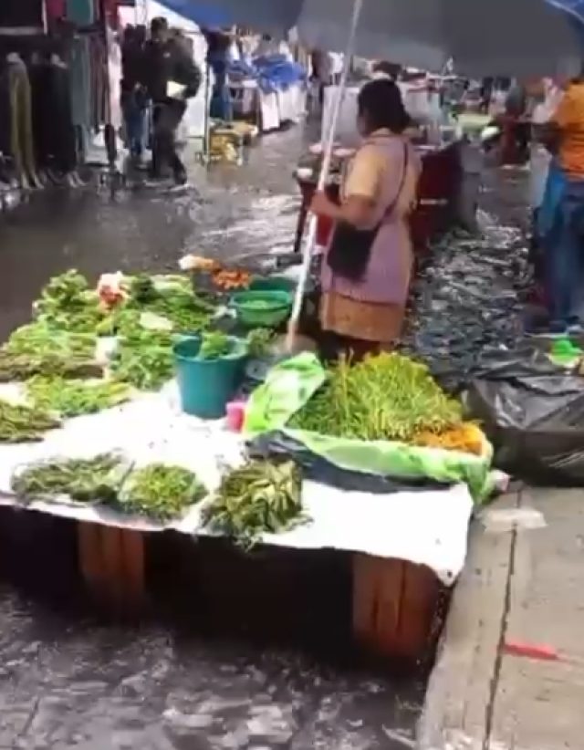 Se inunda tianguis de la colonia Satélite, tras lluvia