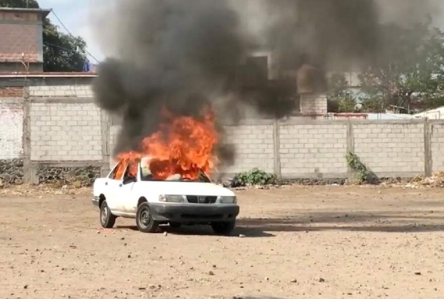 Pobladores quemaron el auto de los individuos que fueron arrestados.