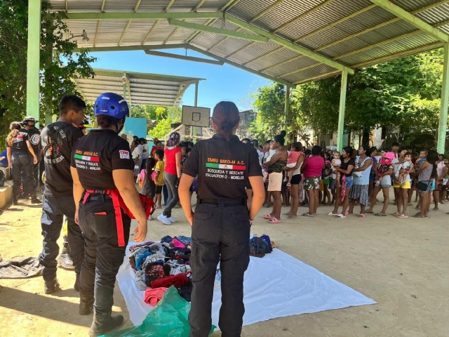 Los voluntarios llevan ropa y alimentos a los afectados.