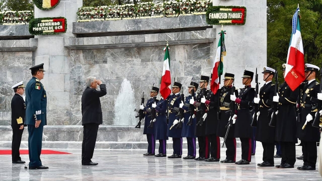 AMLO encabeza la ceremonia por la defensa de Chapultepec.