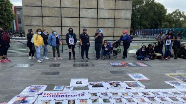 Escalan la Estela de Luz para protestar por desaparecidos y militarización de México