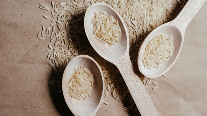 ¿Por qué es importante lavar bien el arroz antes de cocinarlo?