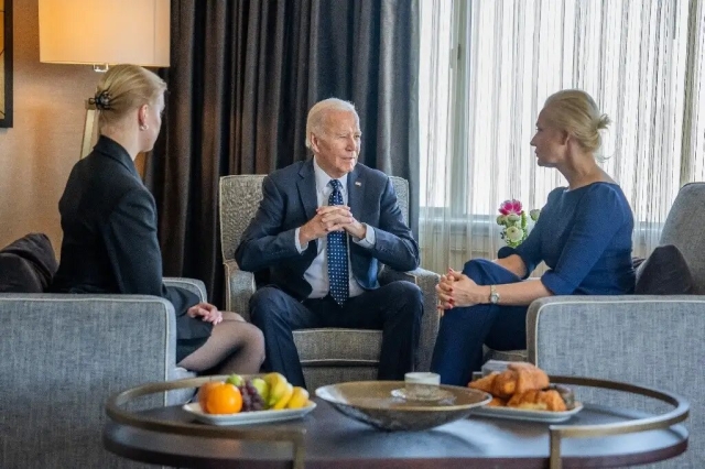 Biden se reúne con viuda e hija de opositor ruso Alexéi Navalny