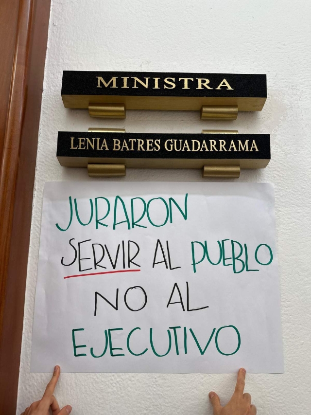 Trabajadores realizaron una manifestación pacífica previo a la sesión del Pleno de ayer. 