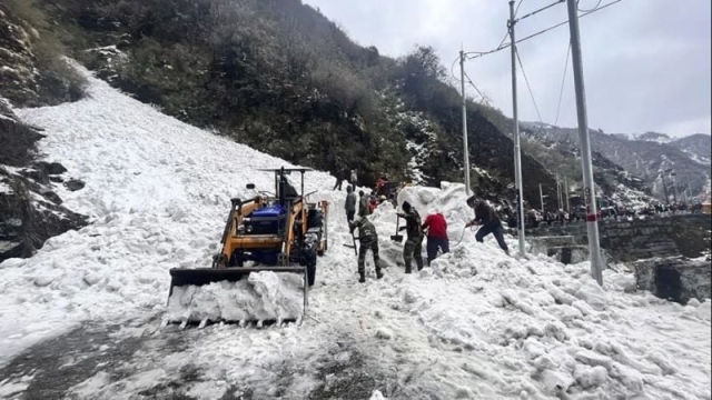 Tragedia en el Himalaya: Avalancha arrolla turistas y deja siete muertos
